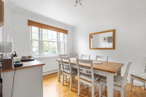 1b Burnside Close, Twickenham, TW1 1ET