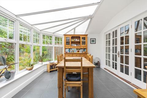 1b Burnside Close, Twickenham, TW1 1ET