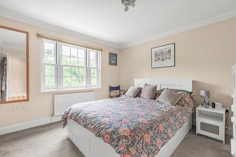 1b Burnside Close, Twickenham, TW1 1ET