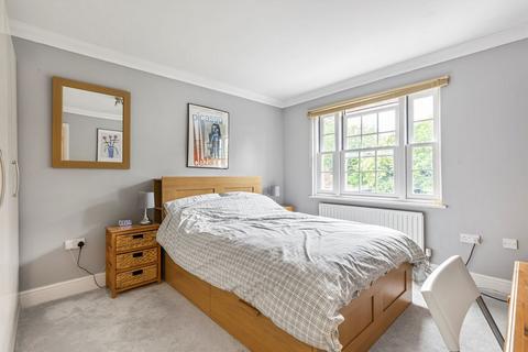 1b Burnside Close, Twickenham, TW1 1ET