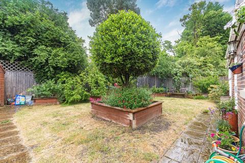 1b Burnside Close, Twickenham, TW1 1ET