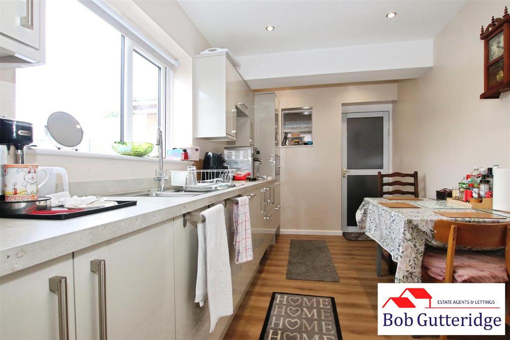 Modern fitted kitchen/breakfast room