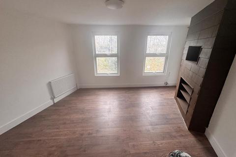 2 bedroom terraced house to rent, Station Road, Ashford TW15