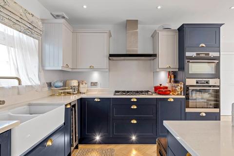 7 Beehive Way, Reigate, RH2 8DY