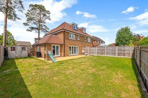 7 Beehive Way, Reigate, RH2 8DY