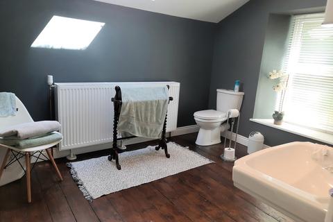 4 bedroom detached house to rent, Caio, Llanwrda, Carmarthenshire.