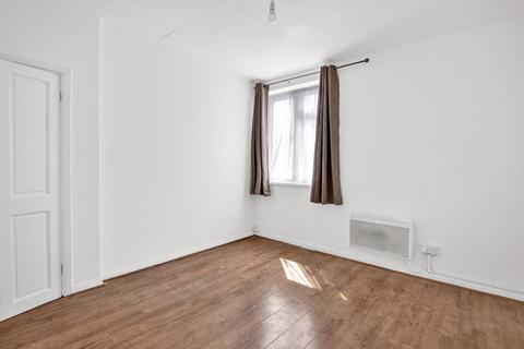4 bedroom flat to rent, London Road, Wembley, HA9