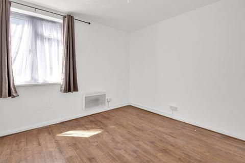 4 bedroom flat to rent, London Road, Wembley, HA9