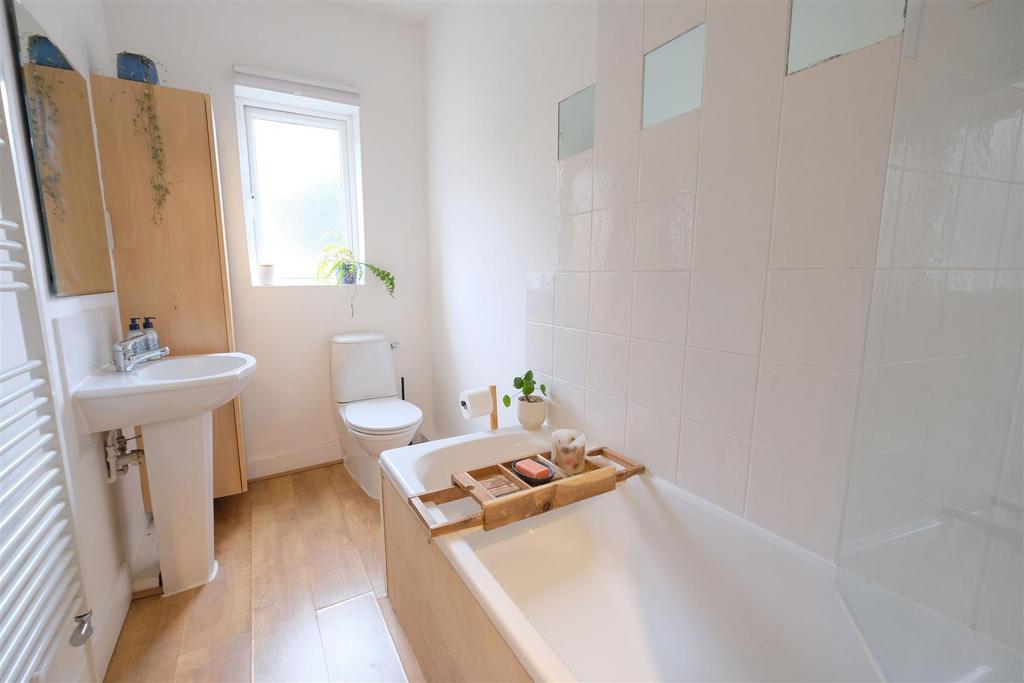 Bathroom02.jpg