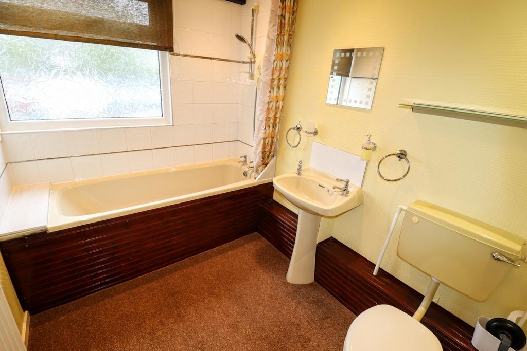 20 Coniston Way bathroom