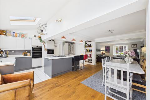 33 Squirrel Chase, Hemel Hempstead, HP1 2TL
