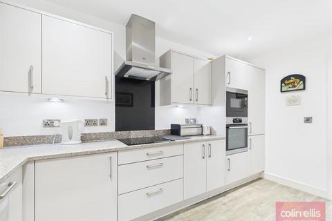 2 bedroom ground floor flat for sale, Holbeck Hill, Scarborough