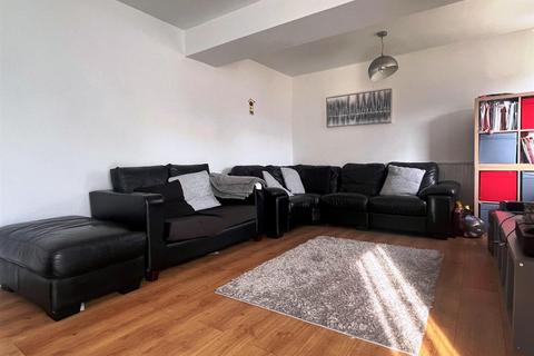 2 bedroom flat for sale, Royston Gardens, Ilford