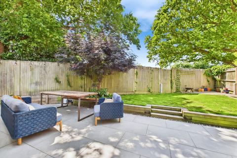 39 Earles Meadow, Horsham, RH12 4HP
