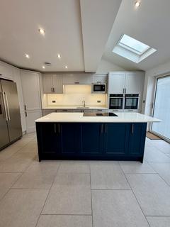 4 bedroom semi-detached house to rent, Springfield Rise, Lofthouse, Wakefield WF3