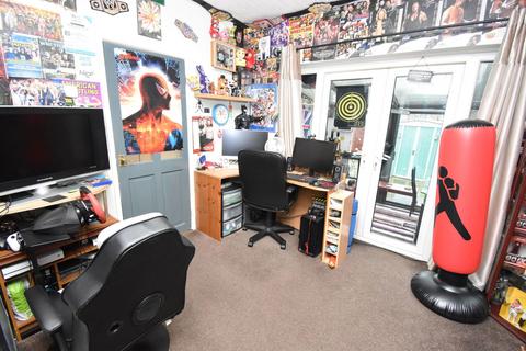 21 Nicholas Road, Widnes, WA8 8ST