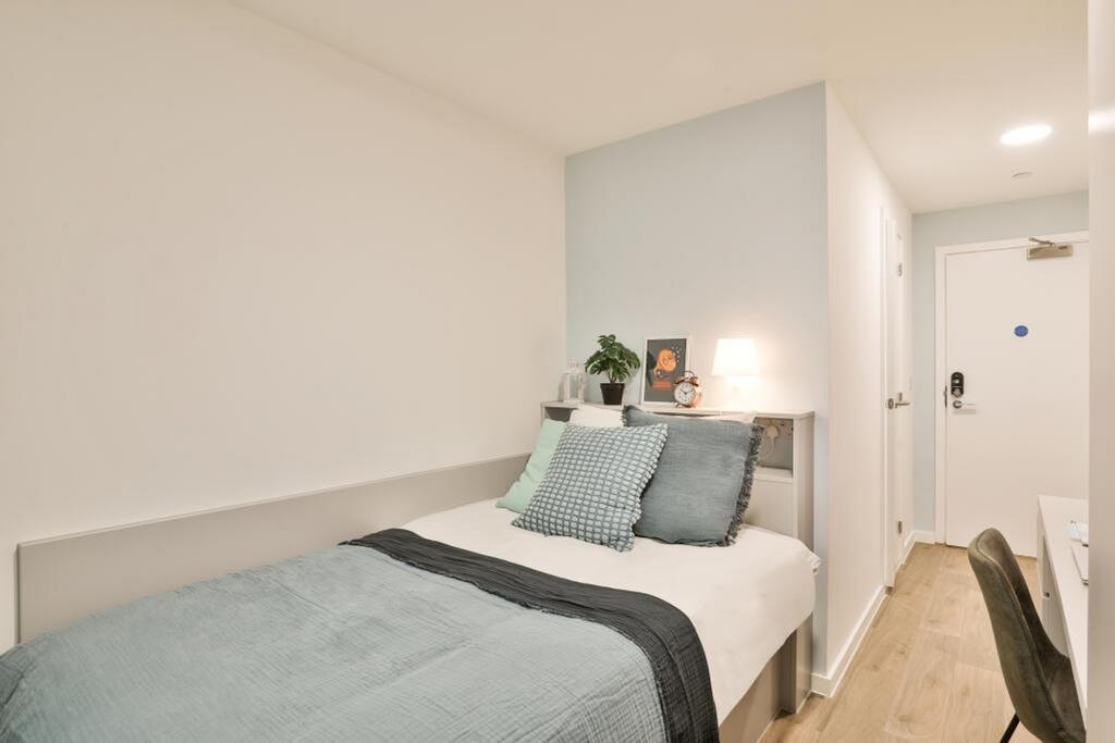A cozy double bedroom featuring a comfortable b...