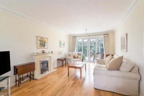10 Blue Cedars, Banstead, SM7 1NT