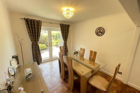 2 Maple Tree Grove, Wirral, CH60 1UR