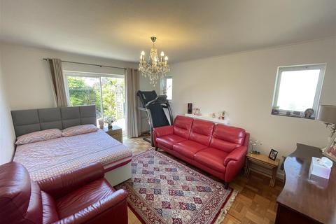 2 Maple Tree Grove, Wirral, CH60 1UR
