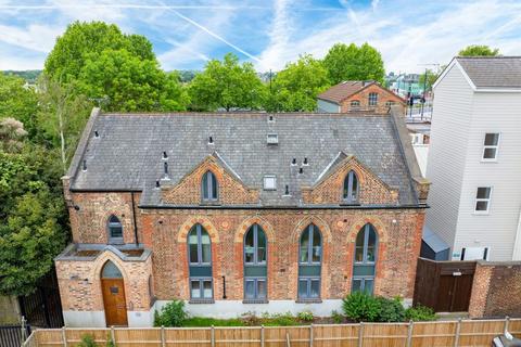 North Road, Kew TW9