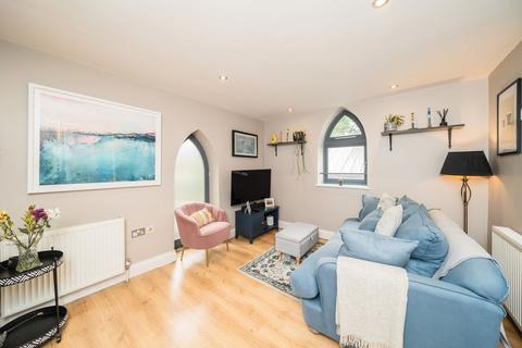 2 bedroom flat for sale, North Road, Kew TW9