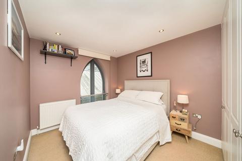 2 bedroom flat for sale, North Road, Kew TW9