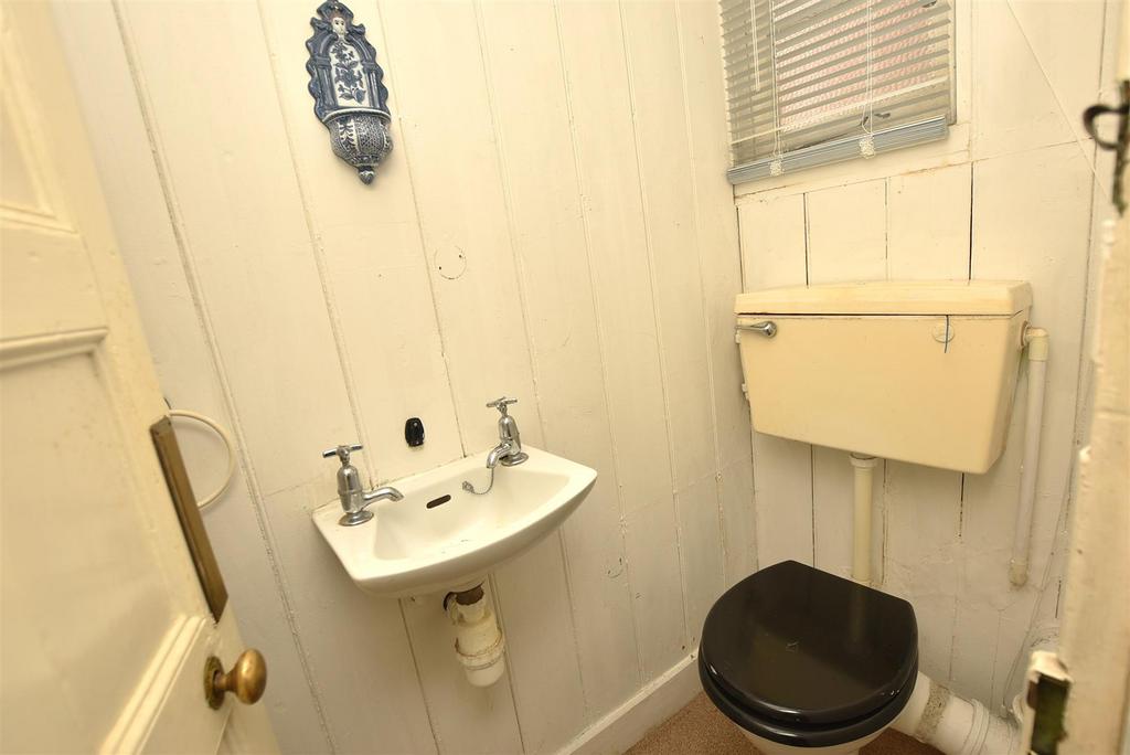 Separate WC (1st floor)