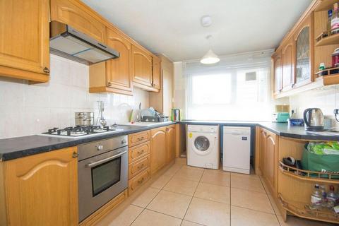 3 bedroom flat to rent, Yelverton Road, Battersea SW11
