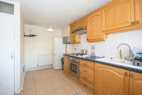3 bedroom flat to rent, Yelverton Road, Battersea SW11