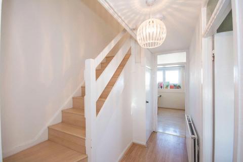 3 bedroom flat to rent, Yelverton Road, Battersea SW11
