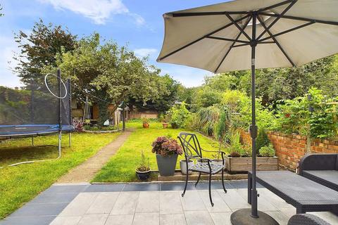 98 Down Street, West Molesey, KT8 2TE
