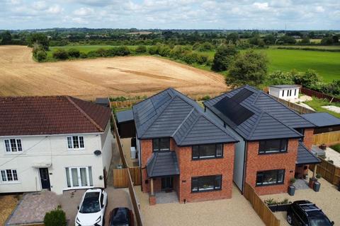 4 bedroom detached house for sale, Woodrow Road, Melksham SN12