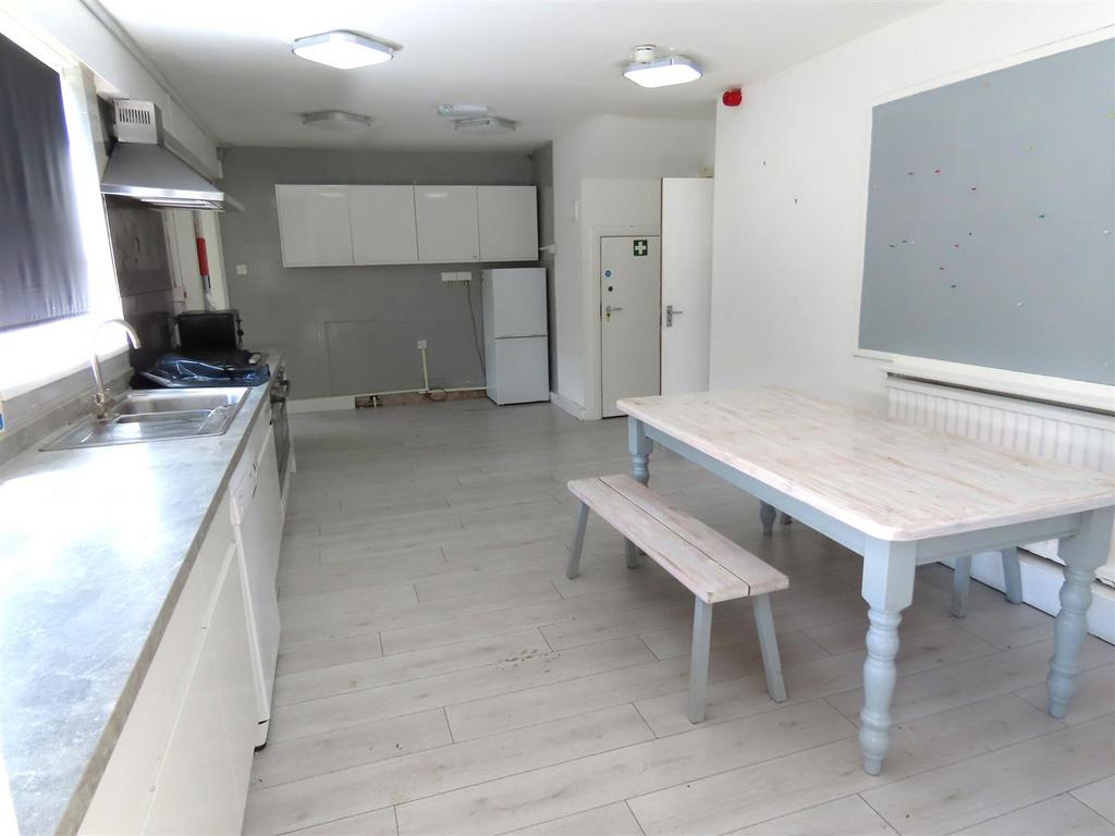 Breakfasting kitchen