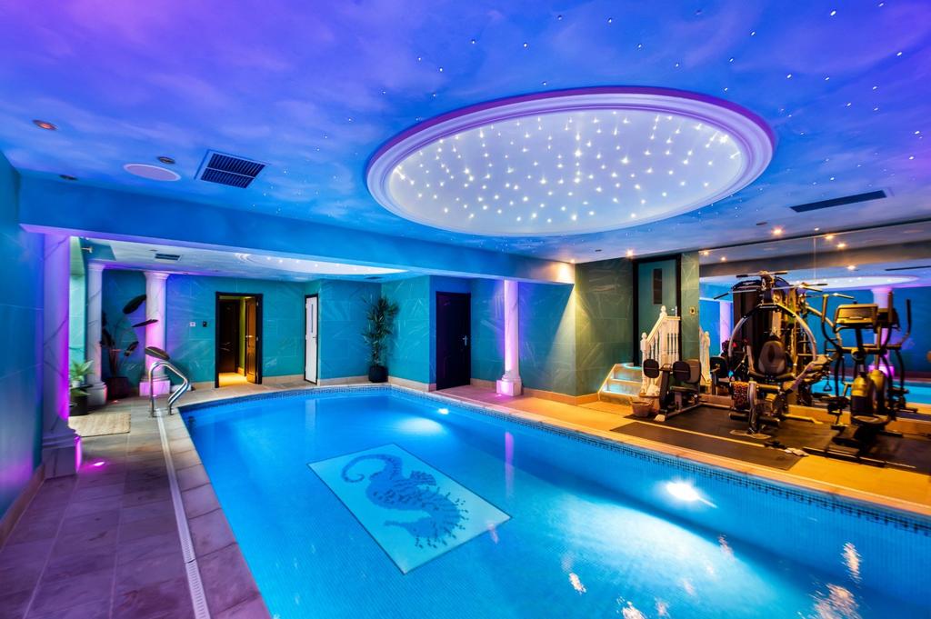 Leisure suite