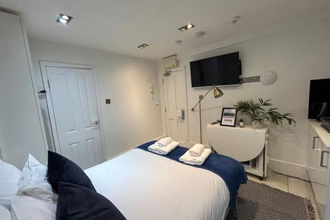 Studio to rent, Gloucester Place, London NW1
