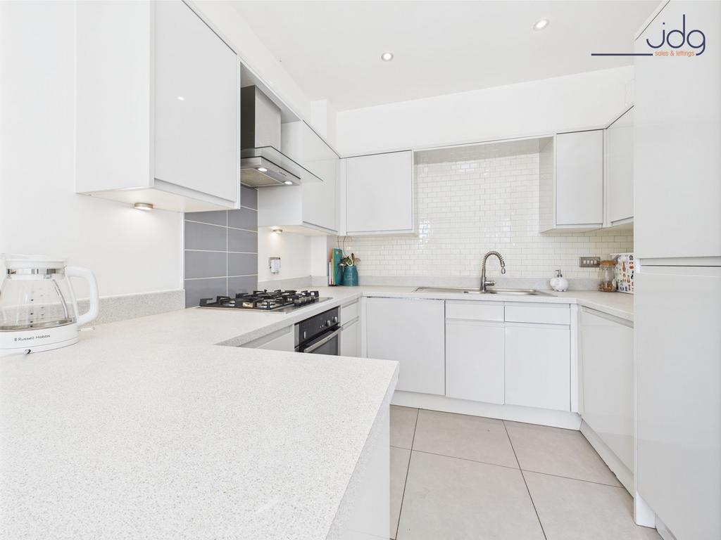 White gloss kitchen