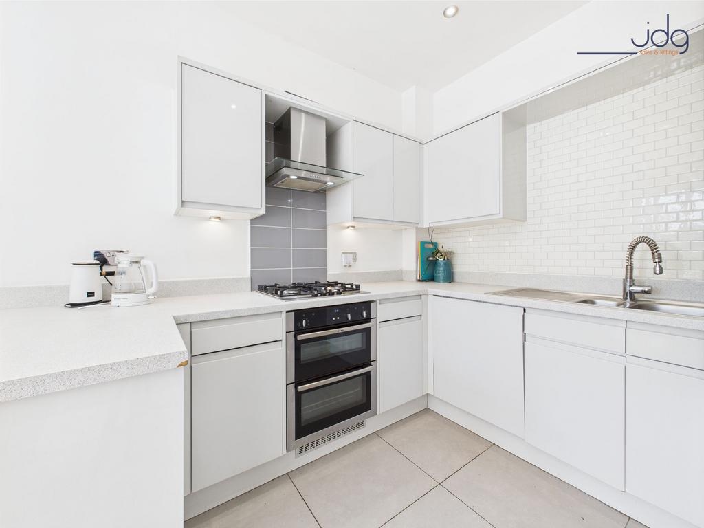 White gloss kitchen