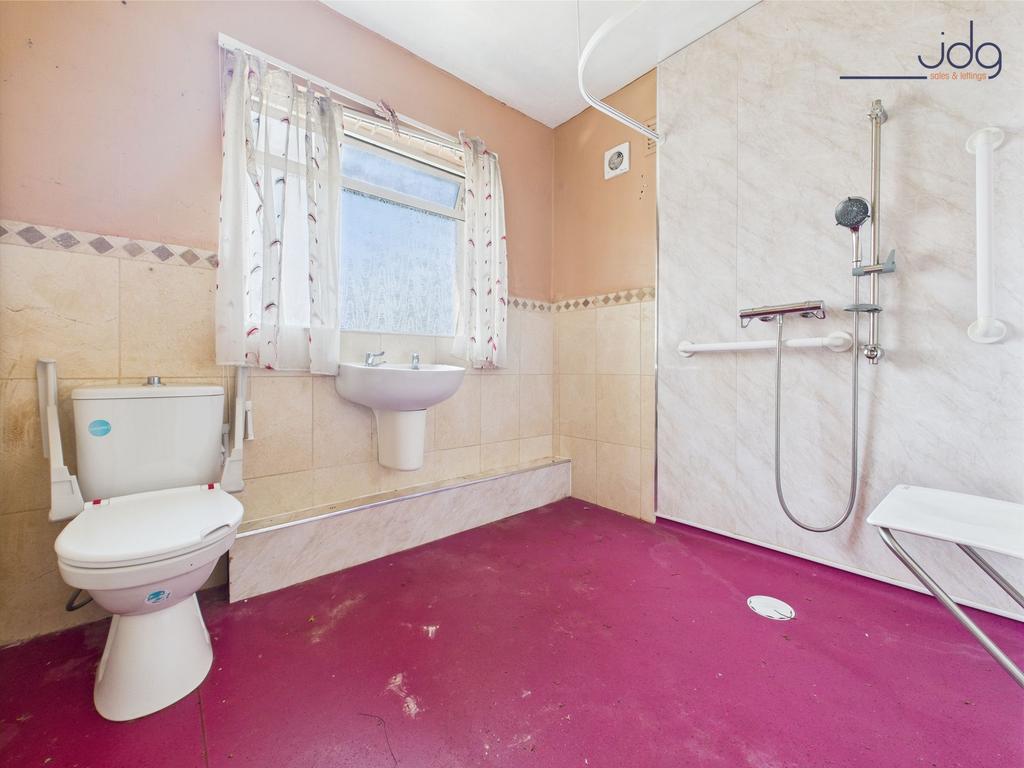 Bathroom with wet room