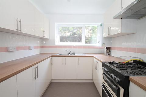 2 bedroom flat to rent, Pellipar Close, Palmers Green N13