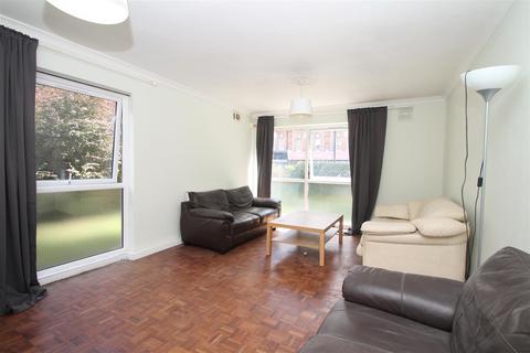 2 bedroom flat to rent, Pellipar Close, Palmers Green N13