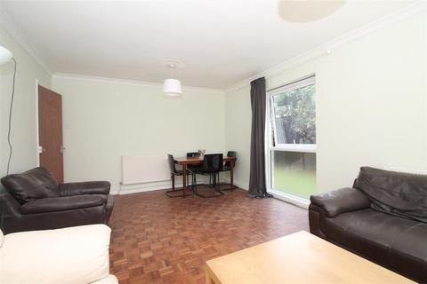 2 bedroom flat to rent, Pellipar Close, Palmers Green N13