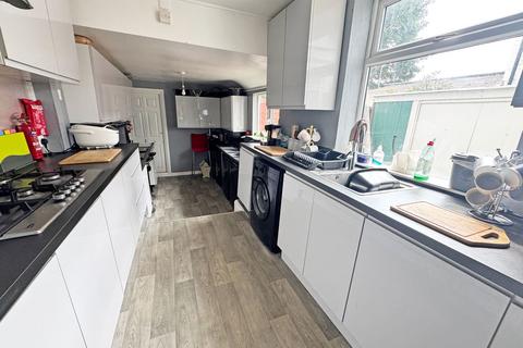 4 bedroom end of terrace house for sale, Queen Street, Rushden, Northamptonshire, NN10