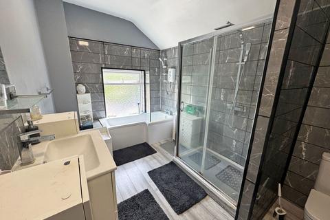 4 bedroom end of terrace house for sale, Queen Street, Rushden, Northamptonshire, NN10