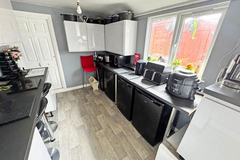 4 bedroom end of terrace house for sale, Queen Street, Rushden, Northamptonshire, NN10