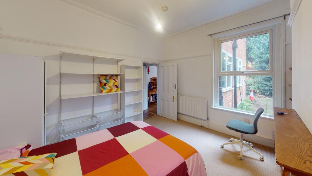 18-Premier-Rd-Bedroom (1)
