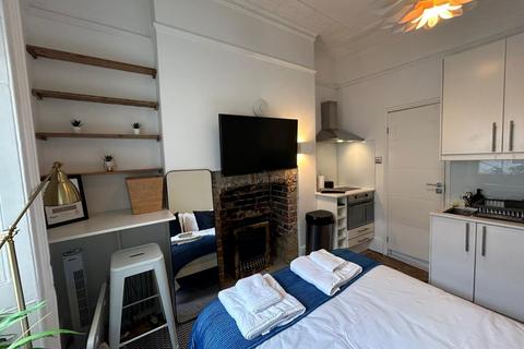 Studio to rent, Gloucester Place, London NW1
