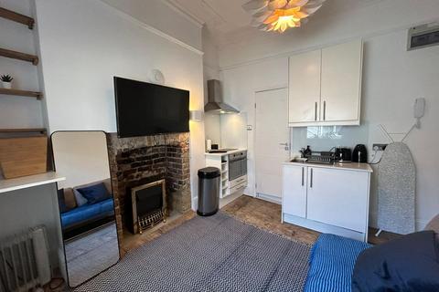 Studio to rent, Gloucester Place, London NW1