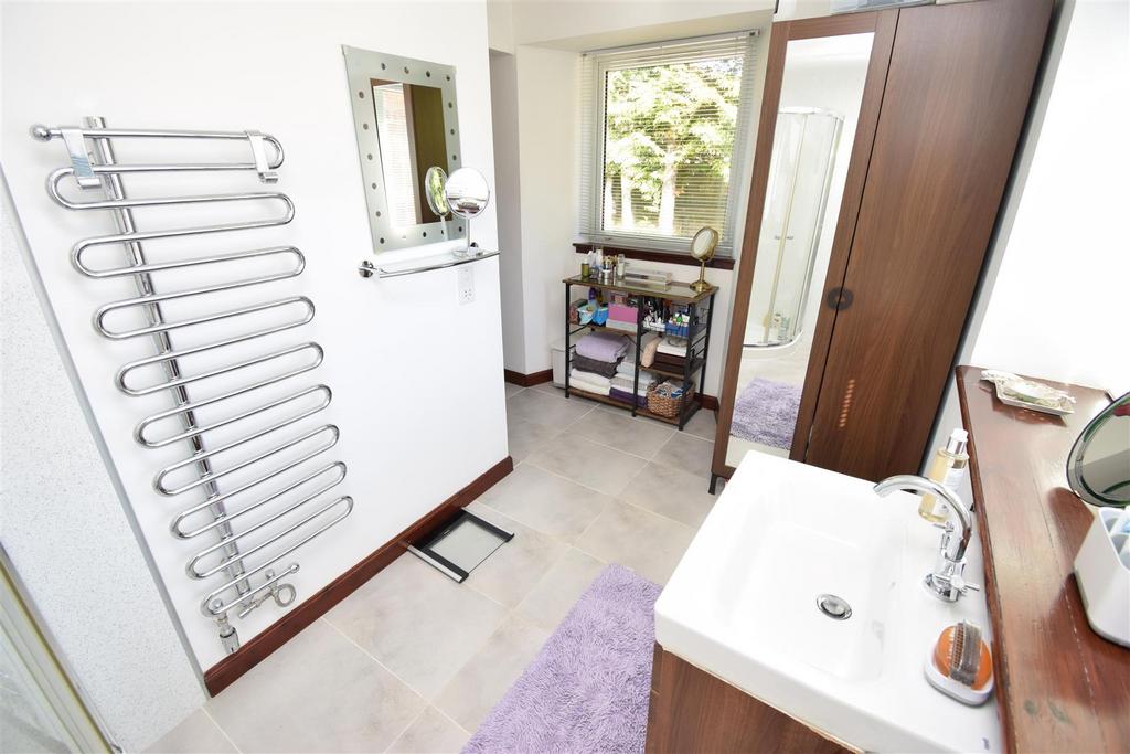 En suite shower room (2).jpg