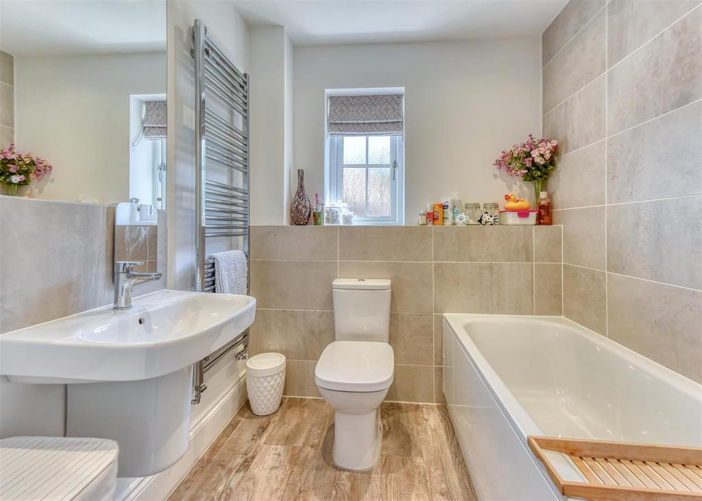 30 Anvil Close-bathroom.jpg